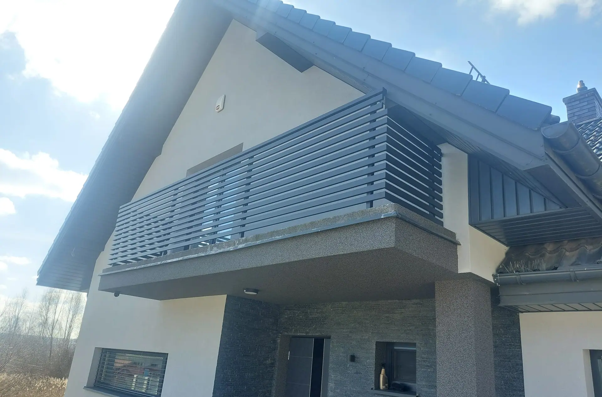 Balkon z balustradą z poziomych profili