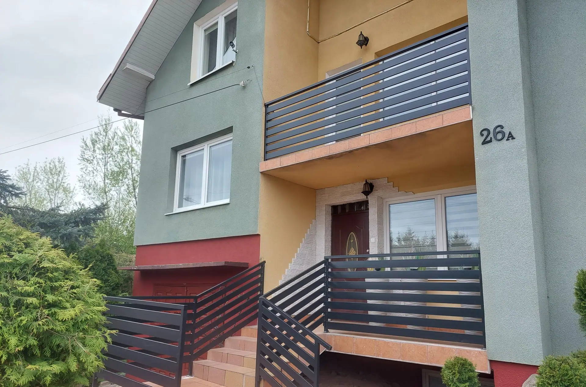 Balustrada schodów wejściowych i balkon w kolorze antracytu