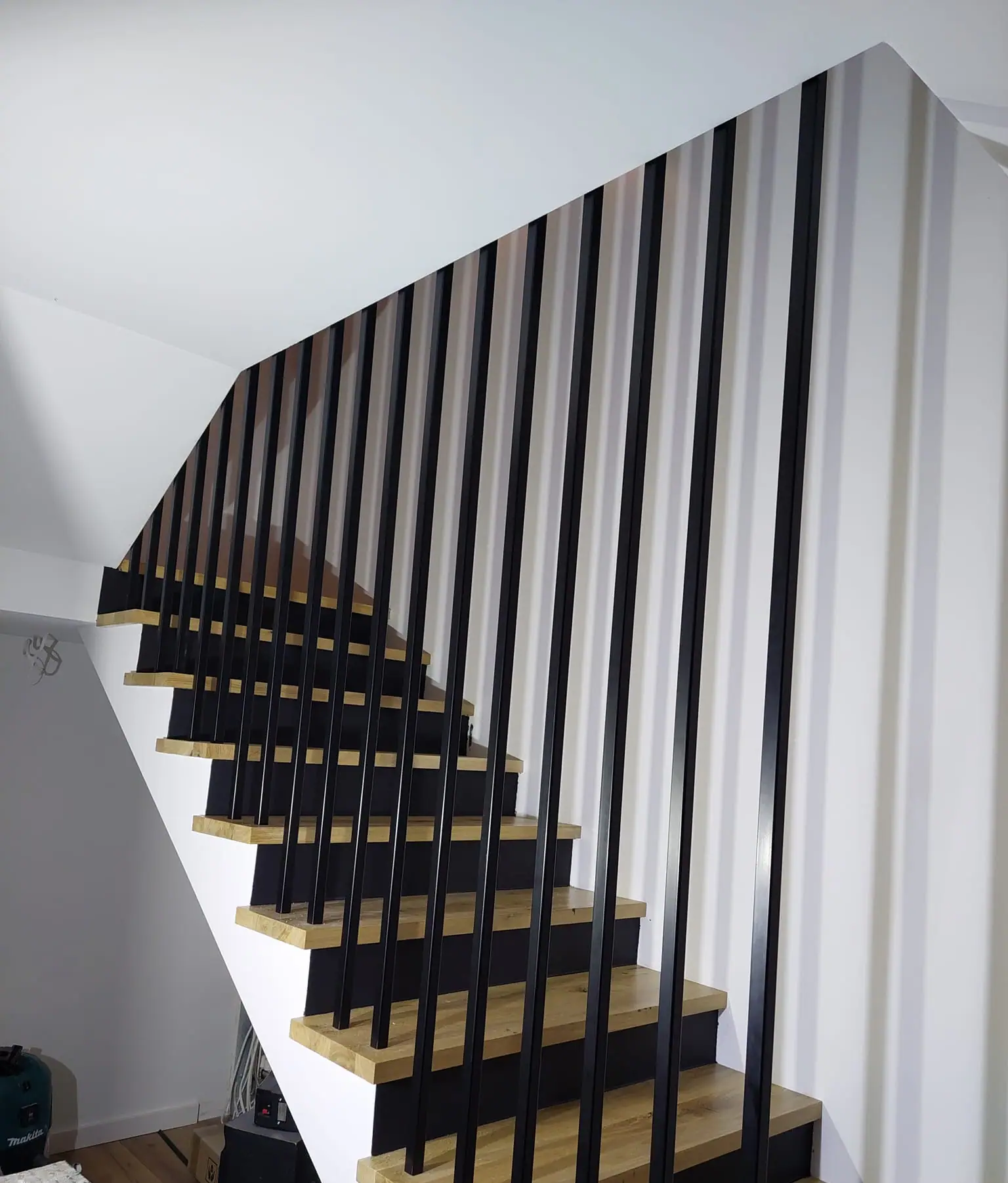Balustrada wewnętrzna z pionowych prętów przy schodach