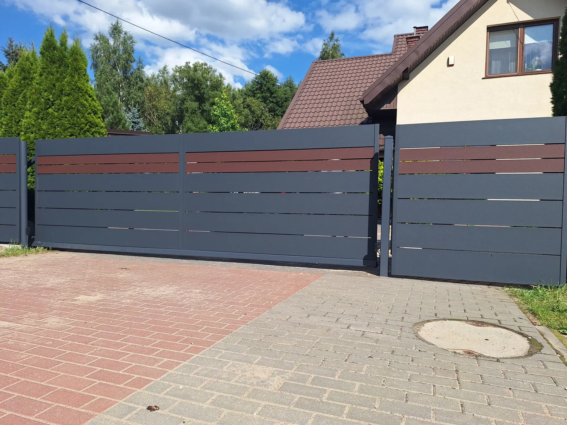 Brama przesuwna w kolorze antracytu z akcentem w kolorze drewna