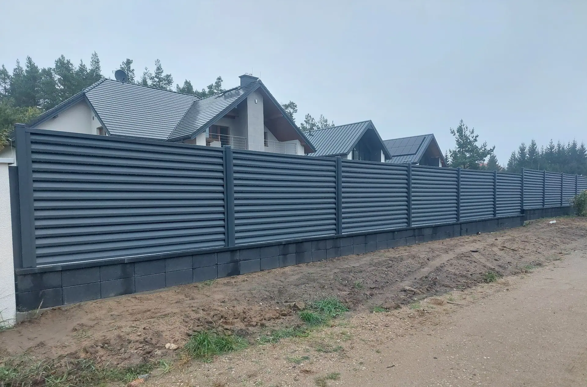Długie ogrodzenie żaluzjowe w kolorze antracytu