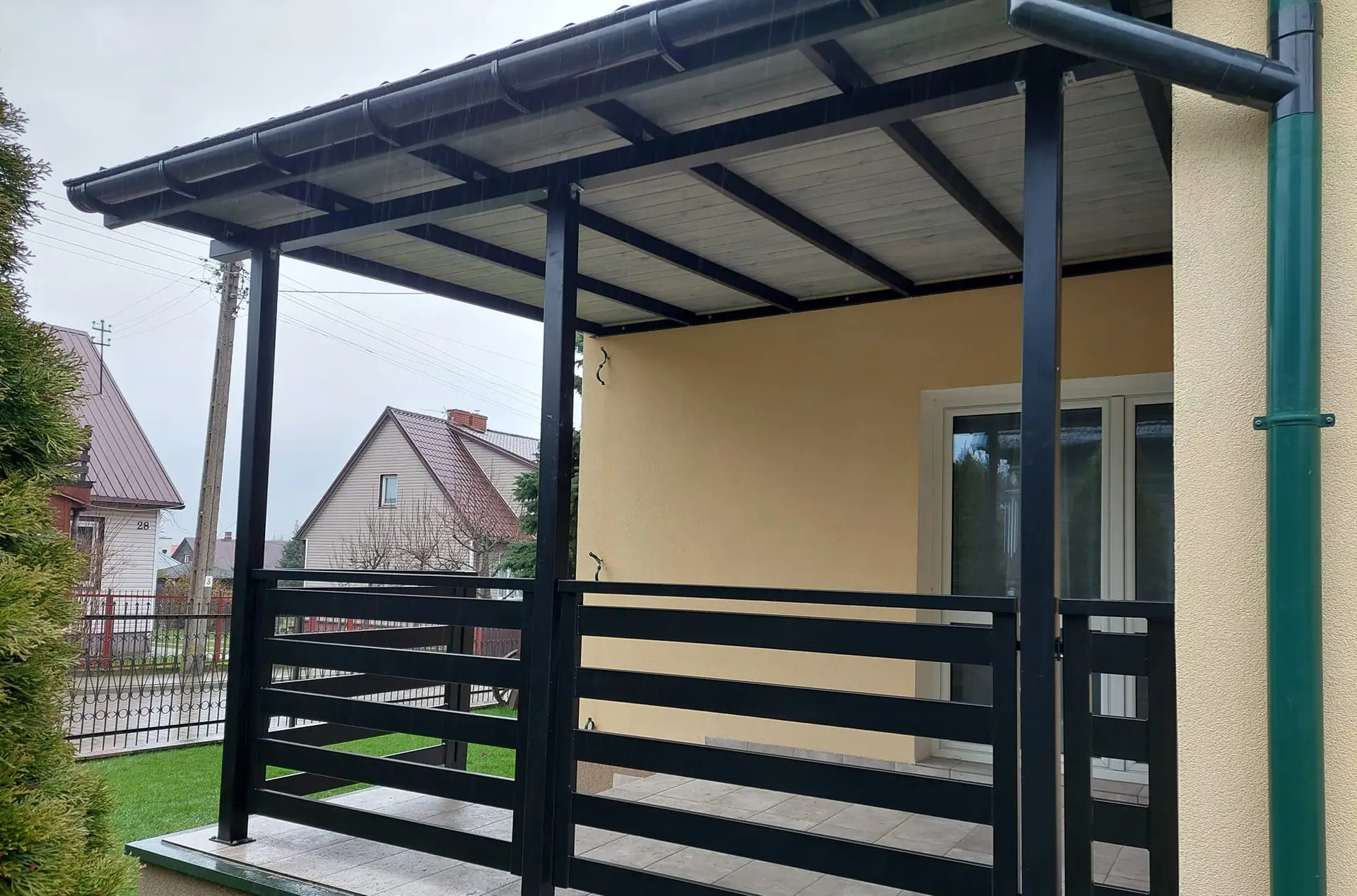 Ganek z zadaszeniem i balustradą w kolorze antracytu
