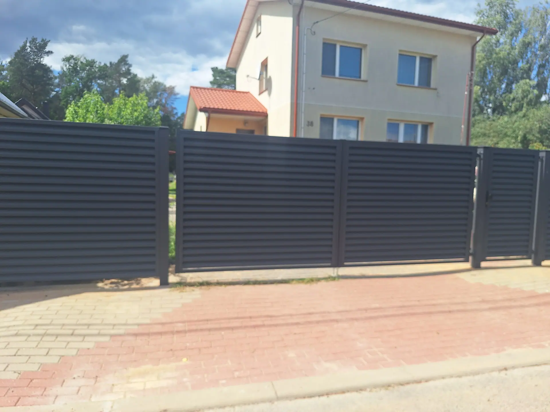 Ogrodzenie żaluzjowe i brama w kolorze antracytu